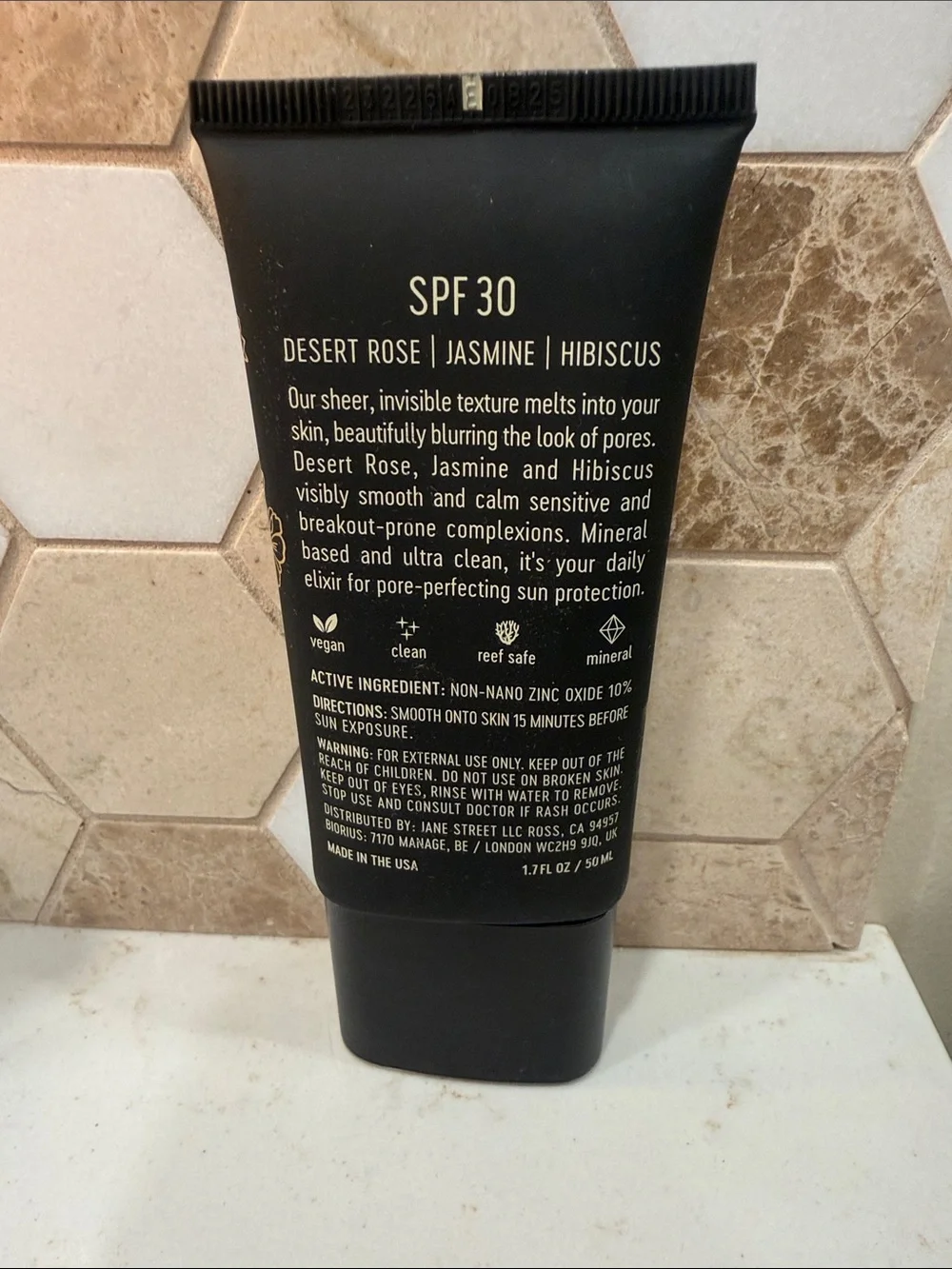 Saint Jane  Luxury Sun Ritual Pore Smoothing SPF 30 - Black & Gold